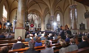 Bei einem oekumenischen Gedenkgottesdienst am Samstagabend (11.06.2022) in der katholischen Pfarrkirche Maria Himmelfahrt in Partenkirchen haben Hunderte Menschen an die Opfer des schweren Zugungluecks vom 3. Juni bei Garmisch-Partenkirchen erinnert. 