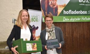 Zwei Frauen mit Boxen in der Hand