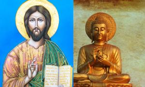 Links eine Jesus-Darstellung, rechts eine Buddha-Statue