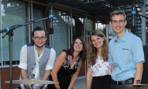 Die vier Bandmitglieder von Monotone