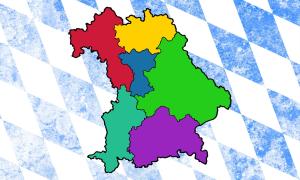 Eine Karte von Bayern. Im Hintergrund ist die Bayernfahne zu sehen. Bayern ist in die sechs Kirchenkreise eingeteilt. Jeder Kirchenkreis hat eine andere Farbe.