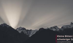 Licht kommt hinter einem Berg hervor.