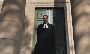 Nicolai Opifanti steht im Talar vor einer Kirchentür