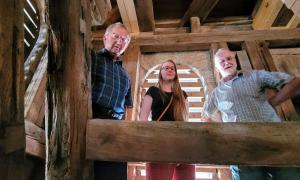 Pfarrer Hermann Thoma, Social-Media-Referentin Christine Czekalla und Historiker Alfred Köhl im Glockenturm.