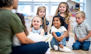 Kinder hören zu, wie ihnen vorgelesen wird