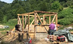 Menschen errichten ein kleines Haus