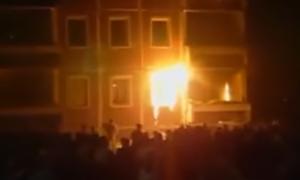 Menschen werfen Brandsätze auf ein Haus, in dem vietnamesische Vertragsarbeiter*innen untergebracht sind