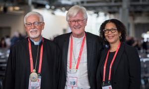 Heinrich Bedford-Strohm nach seiner Wahl zum Vorsitzenden des ÖRK-Zentralsausschusses. Neben ihm seine Stellvertreter Vicken Aykazian von der Armenisch-Apostolischen Kirche sowie Merlyn Hyde Riley von der Jamaica Baptist Union.