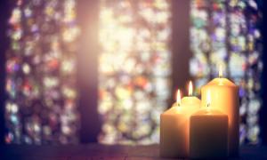 Kirche mit Kerzenlicht