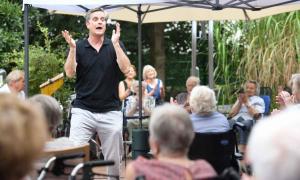 Sänger Oliver Perau vom Projekt Klang und Leben für Demenz-Kranke