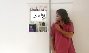 Michael Karmann vor seinem Kirche ist... Plakat