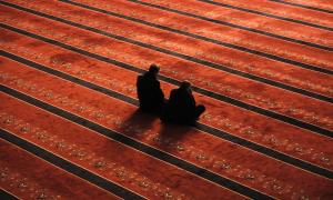 Zwei Menschen beten in einer Moschee