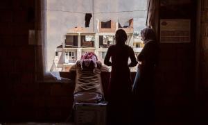 Flüchtlinge in einem als Flüchtlingslager dienenden Rohbau