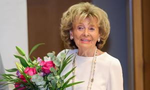 Charlotte Knobloch mit einem Blumenstrauß