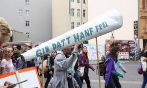 Menschen demonstrieren bei der Hanfparade