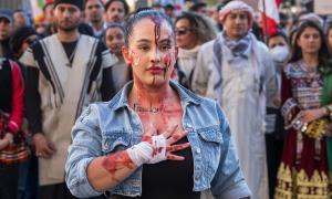 Eine junge Frau, die sich 'Freedom' auf die Brust geschrieben hat