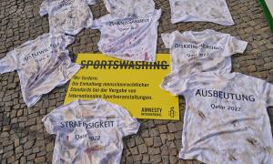 Ein Protest von Amnesty International gegen die Fußball-WM in Katar