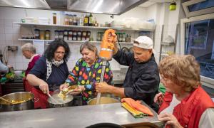Menschen in einer Küche beim Kochen