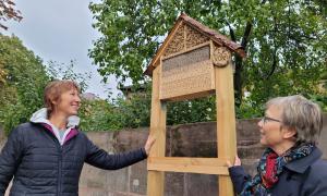 Zwei Frauen stehen am Friedhof