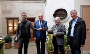 Vier Männer mit einem Schlüssel