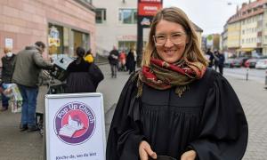Pfarrerin Tia Pelz bei einer Aktion der "Popup Church"
