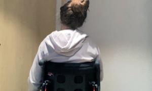 Lisa Huber ist seit ihrer Impfung gegen Covid auf einen Rollstuhl angewiesen