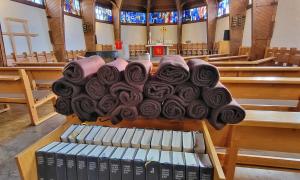 In der Martin-Luther-Kirche in Würzburg liegen Wärmedecken bereit