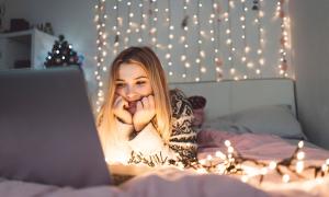 Ein Mädchen schaut einen Film auf dem Laptop