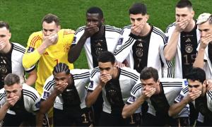 Die DFB-Spieler halten sich eine Hand vor den Mund