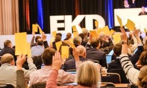 Abstimmung bei der EKD-Synode 2022