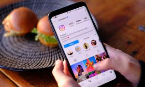 Ein Handy, auf dem die Instagram-App geöffnet ist