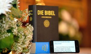 Eine Bibel und ein iPhone