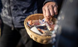 Geldscheine in einem Körbchen