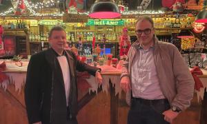 Gemütlich im Pub über Gott zu sprechen: Das war die Idee von Pub-Wirt Ralph Neidhardt (l.) und Stadtkirchenpfarrer Carsten Brall. 