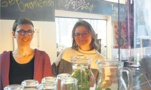 Marita Torkar (l.) und Ursula Maier an der Theke des internationalen Familientreffs »Treffam«. Neben Beratung und Gruppenangeboten gibt es hier auch täglich ein günstiges Mittagessen.