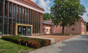 Ein Haus mit hoher Glasfassade