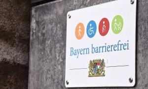 Eine Tafel mit der Aufschrift "Bayern barrierefrei"