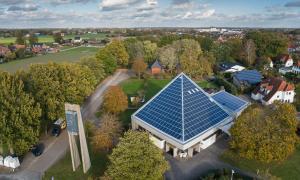Eine Kirche mit Solarzellen auf dem Dach