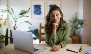 Eine Frau sitzt am Laptop