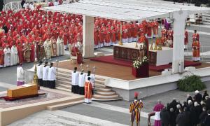 Papst Franziskus leitet die Beerdigung für den verstorbenen emeritierten Papst Benedikt