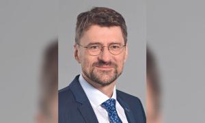 Ein Mann mit Bart und Brille