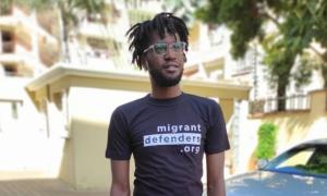 Ein junger Mann mit Brille im T-Shirt