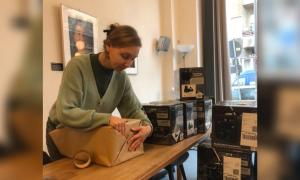 Eine Frau packt ein Paket