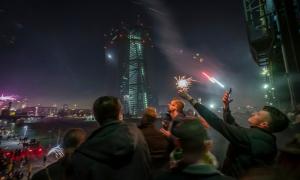 Menschen feiern Silvester in Frankfurt am Main