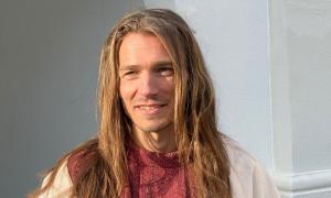Ein Mann mit langen, blonden Haaren