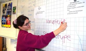 Dora Stanic leitet den Antirassismusworkshop