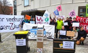 Mehrere Menschen mit Schildern und Plakaten