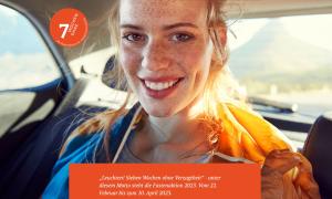 Eine Frau lacht, Sonne scheint ihr in den Nacken