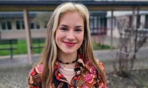 Eine junge Frau, sie lächelt