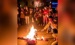 Menschen um ein brennendes Feuer